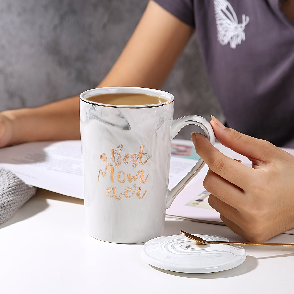 Kaffeetasse mit Deckel und Löffel – Marmoroptik -    Zorenza