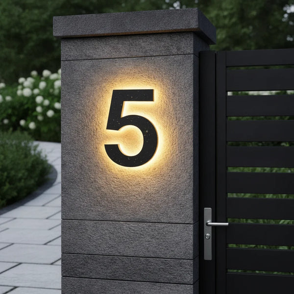 Hinterleuchtete Hausnummer – Modernes LED-Schild für jeden Eingang — technical_before_after.with_card_image