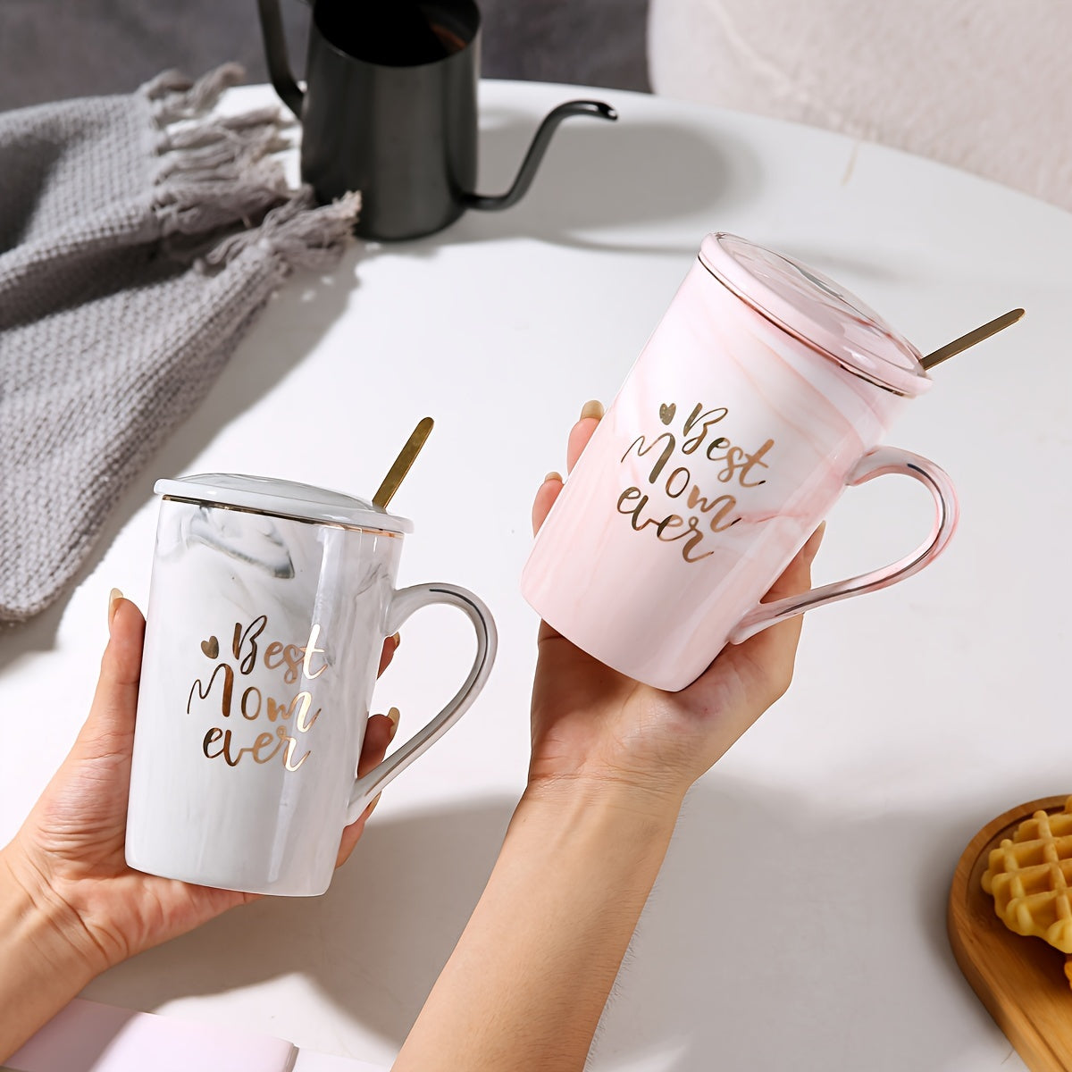 Kaffeetasse mit Deckel und Löffel – Marmoroptik -    Zorenza