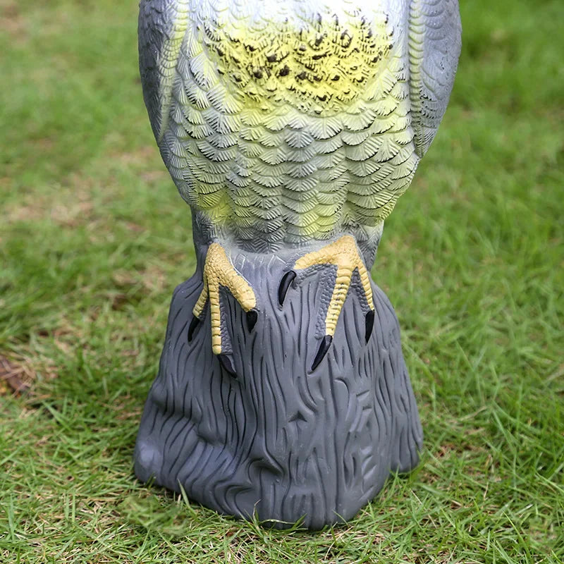 Falkenattrappe zur Vogelabwehr – realistische Raubvogelfigur Zorenza