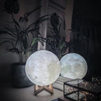 Mondlampe mit Touch-Steuerung und Holzständer -    Zorenza