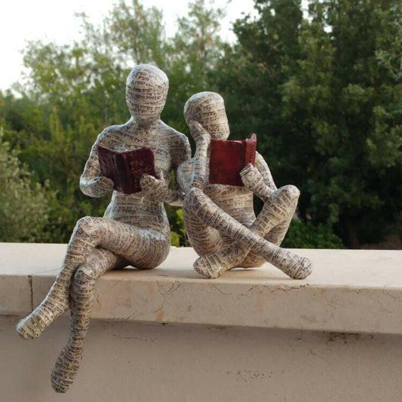 Lesende Figur aus Kunstharz mit Zeitungsdruck-Optik Zorenza