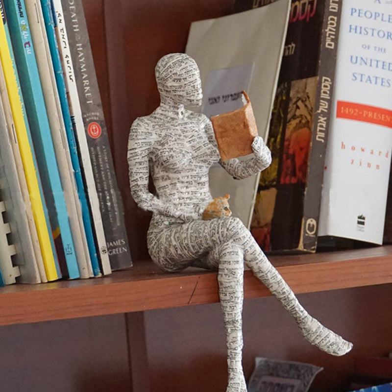 Lesende Figur aus Kunstharz mit Zeitungsdruck-Optik Zorenza