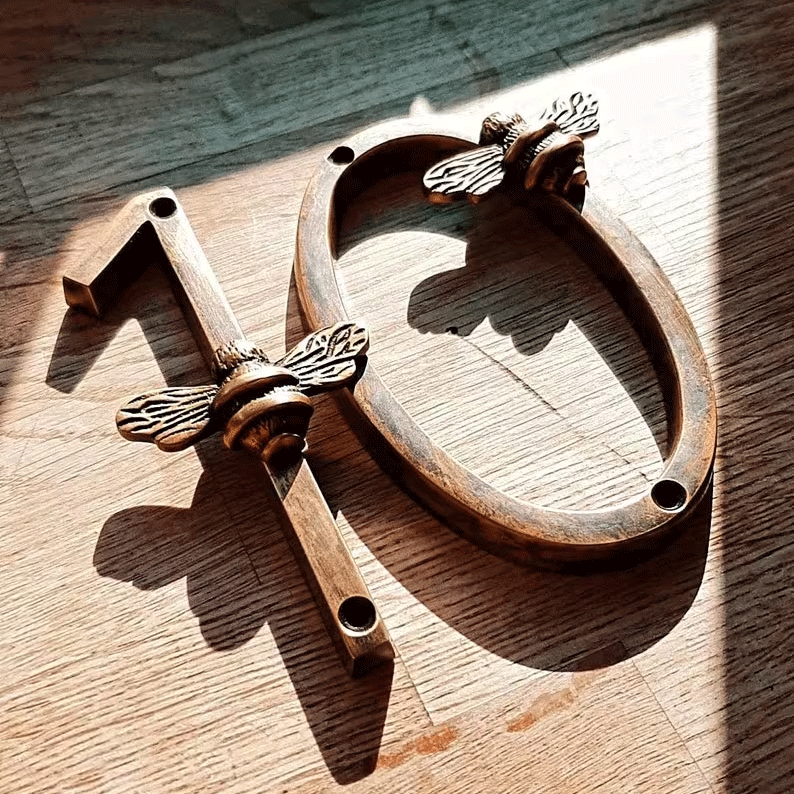 Hausnummer mit Biene – Elegantes Türschild aus Metall -    Zorenza