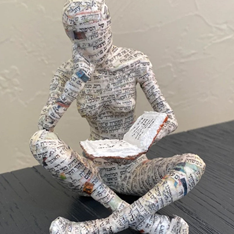 Lesende Figur aus Kunstharz mit Zeitungsdruck-Optik Zorenza
