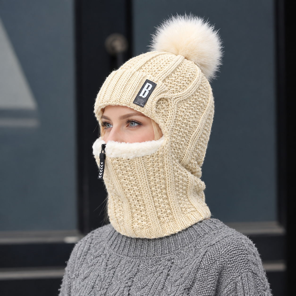 Strickmütze mit Schal und Fellbommel – Winddicht für kalte Tage -    Zorenza