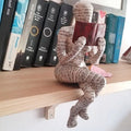 Lesende Figur aus Kunstharz mit Zeitungsdruck-Optik Zorenza