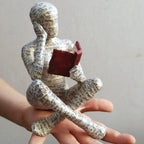 Lesende Figur aus Kunstharz mit Zeitungsdruck-Optik Zorenza
