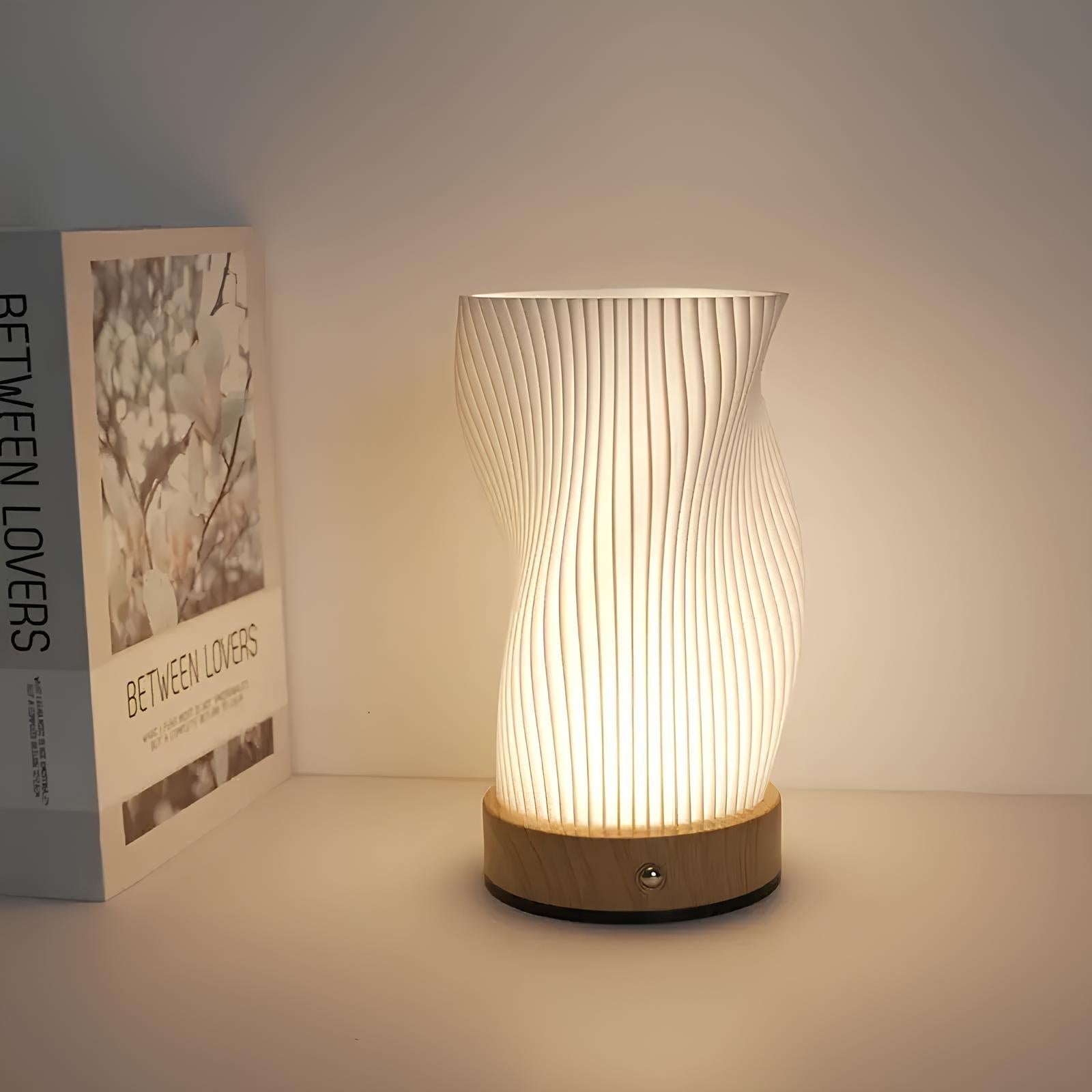 Tischleuchte mit Wellendesign und LED-Licht -    Zorenza
