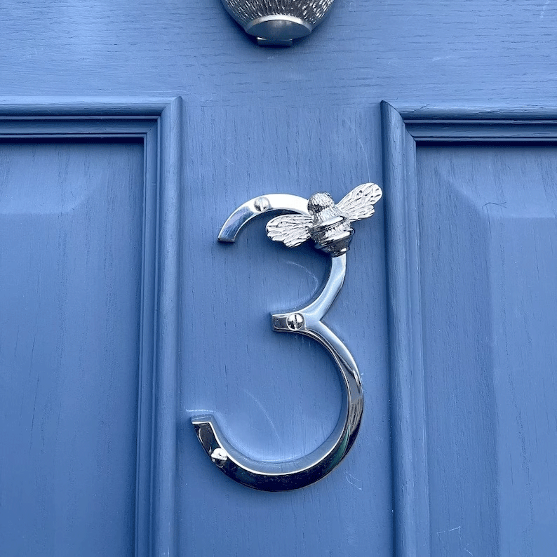 Hausnummer mit Biene – Elegantes Türschild aus Metall -    Zorenza
