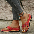 Damensandalen mit Blumendetail und Keilsohle -    Zorenza