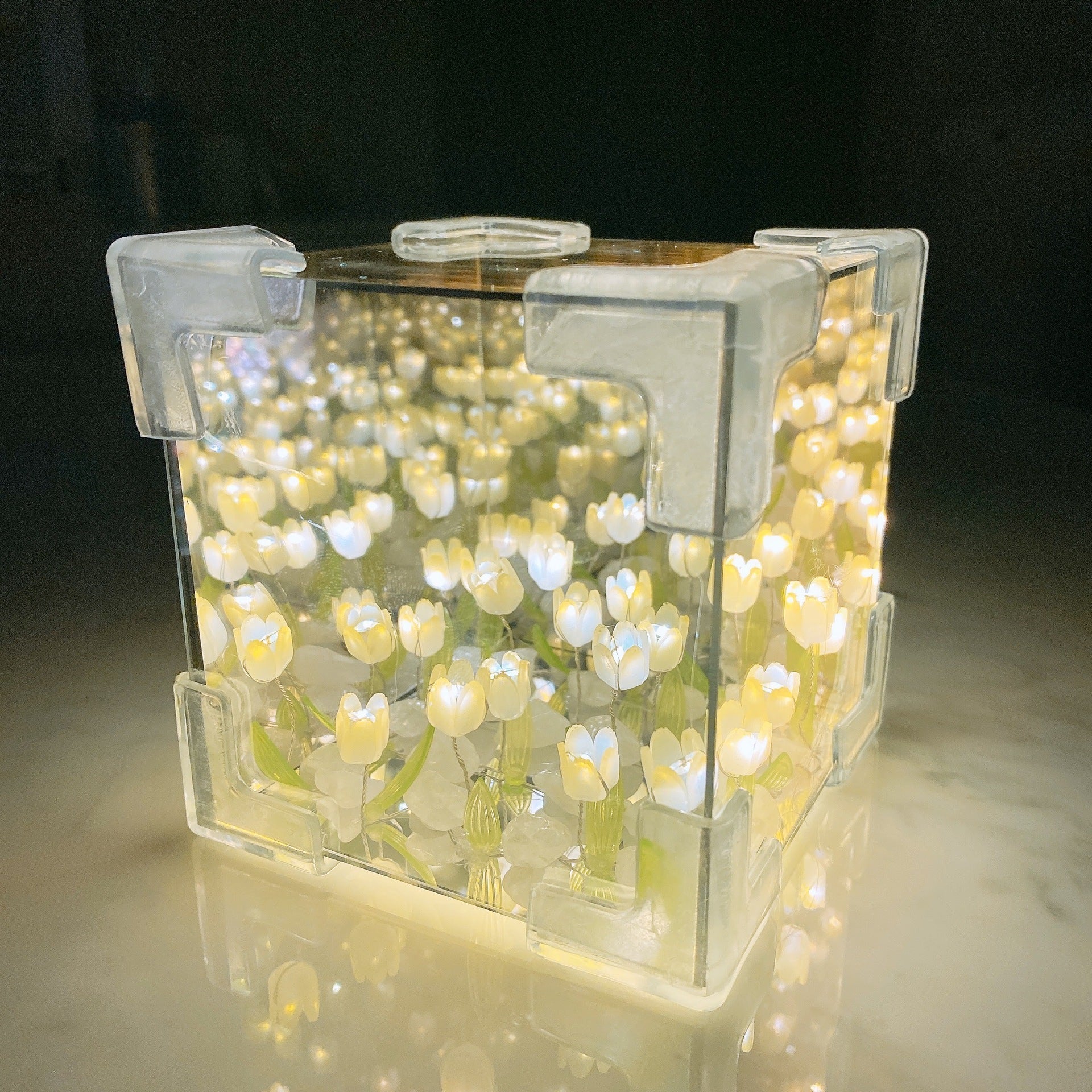 Tulpen-Leuchtbox mit Spiegeleffekt und LED-Licht -    Zorenza