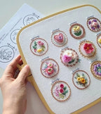 Blumen-Stickerei-Starter-Set – 12 Motive, komplett ausgestattet Zorenza