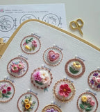 Blumen-Stickerei-Starter-Set – 12 Motive, komplett ausgestattet Zorenza