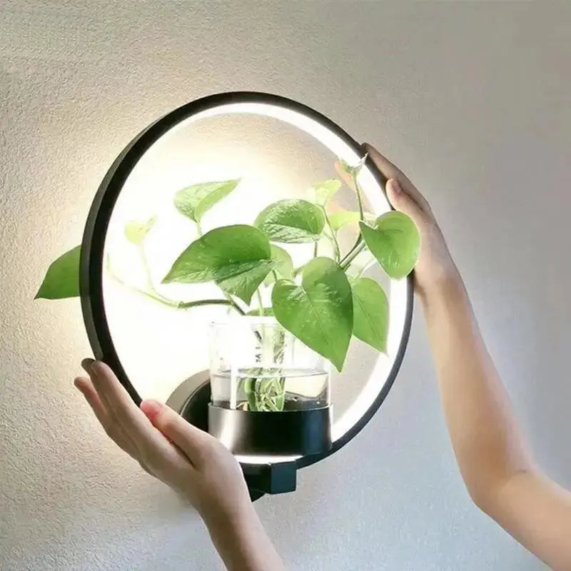Botanische Wandleuchte mit integriertem Pflanzenelement Zorenza