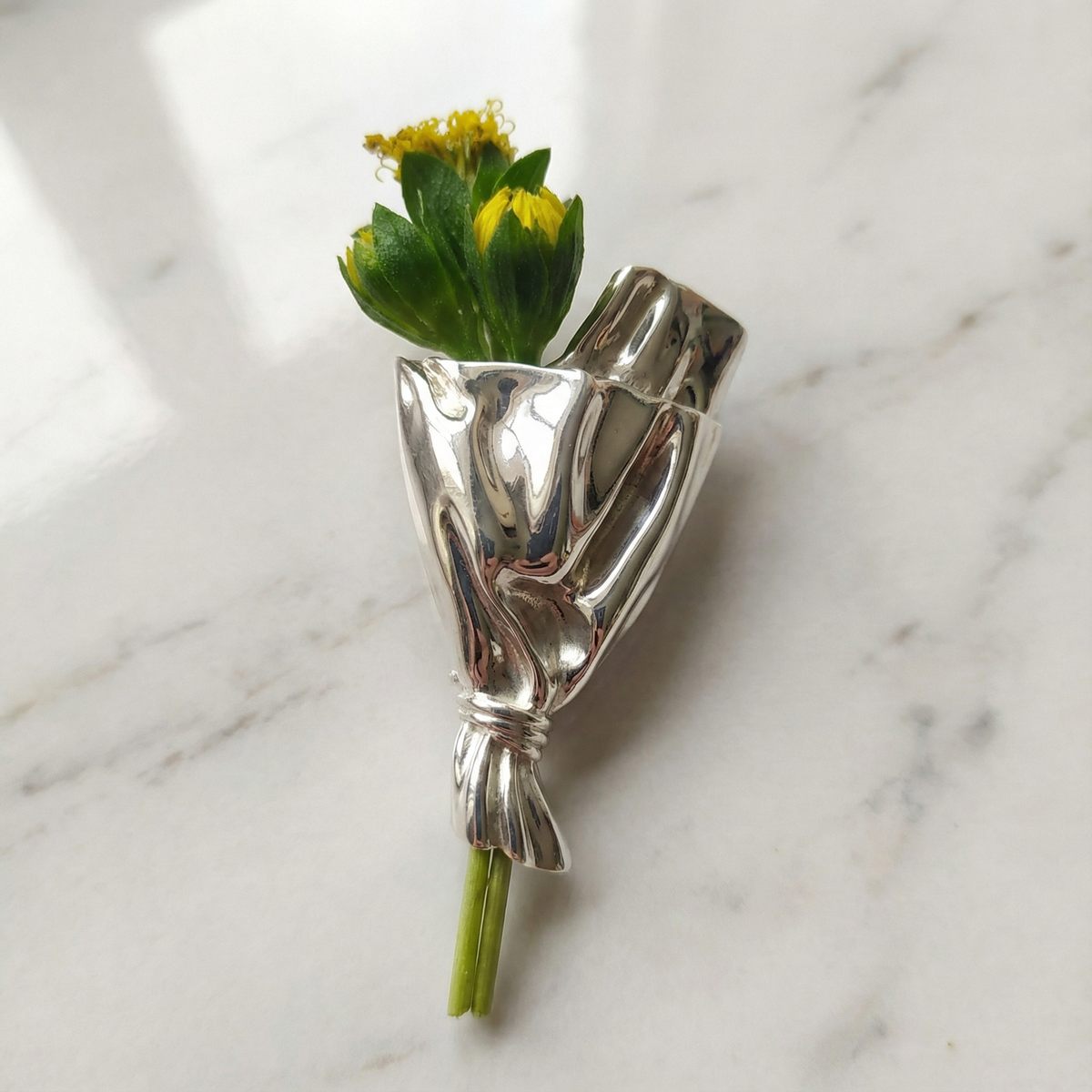 Blumen-Brosche mit Vase für echte Blüten – Handwerkliches Design, spiegelglänzend, 3-4 cm, Gold Roségold Silber für Blazer und Mäntel – Zorenza