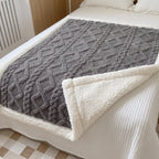 Sherpa Kuscheldecke mit Zopfmuster, wendbar – 100×150 bis 200×230 cm -    Zorenza