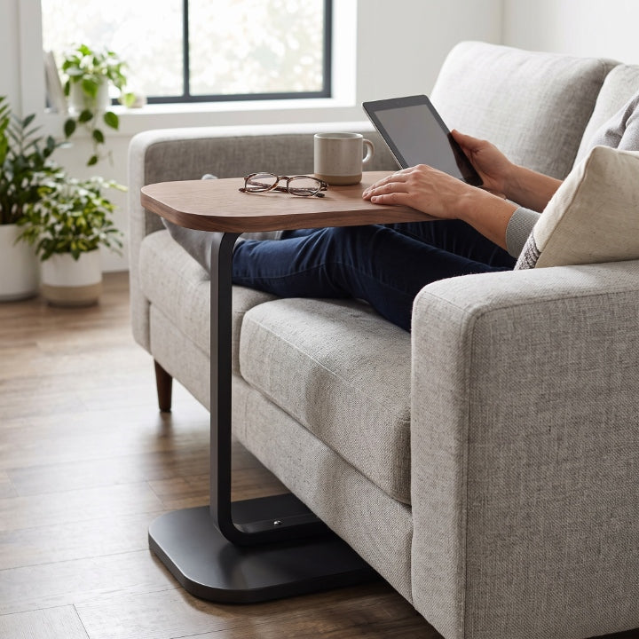 C-förmiger Beistelltisch aus Holz und Metall, schiebt sich unter Sofa oder Bett, 45 × 28 cm, Höhe 60 cm -    Zorenza