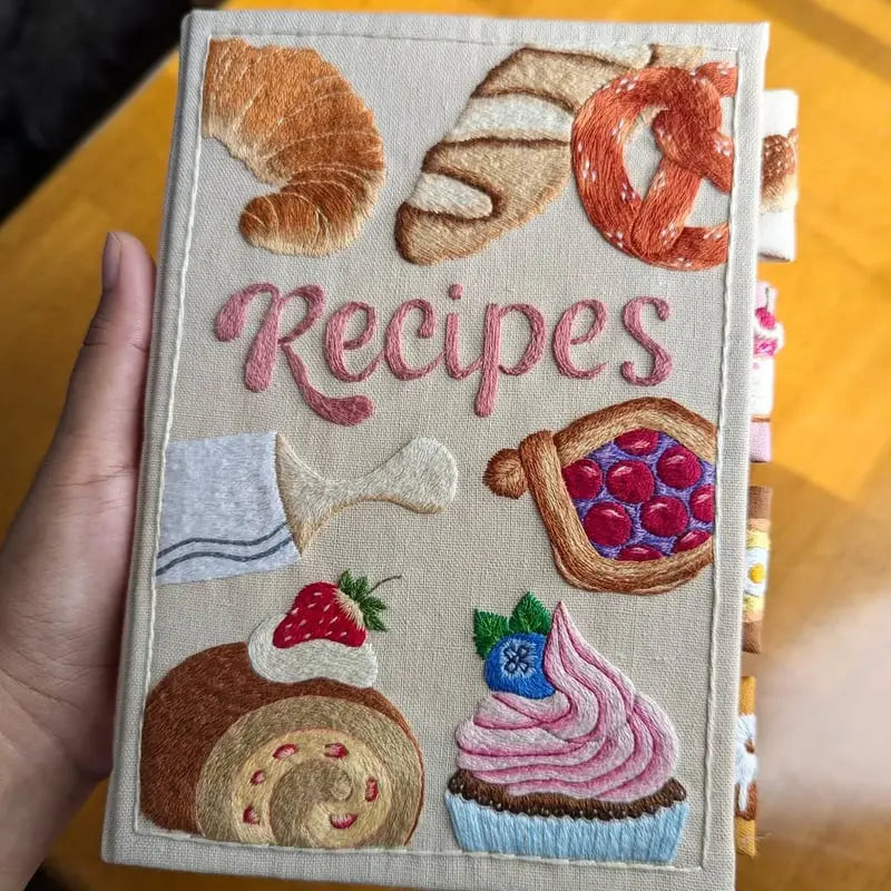 Handgefertigtes Rezeptbuch – Spritzwassergeschützte Seiten & bestickter Einband Zorenza