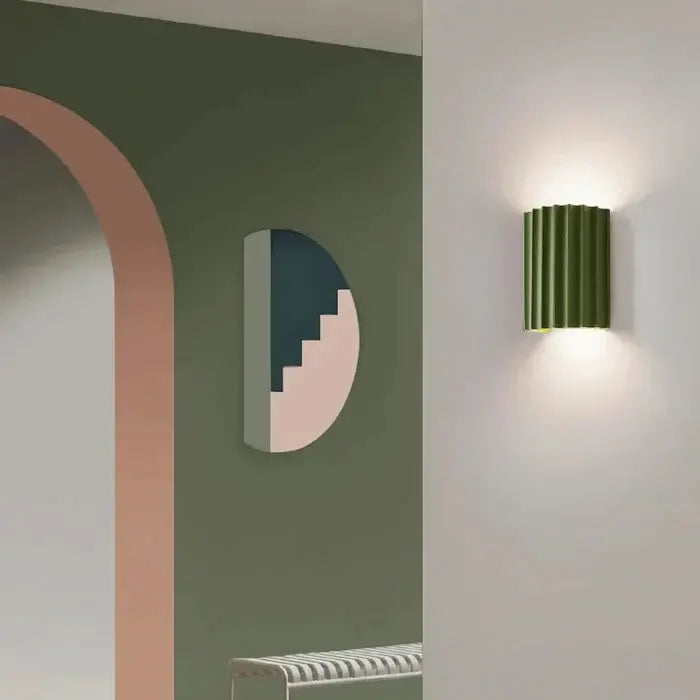 Harz-Wandleuchte mit Geripptem Schirm – Modernes Innendesign Zorenza
