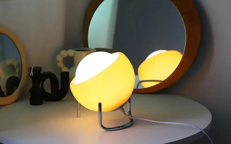 Kugelförmige Tischlampe mit warmem LED-Licht – im Retro-Stil Zorenza