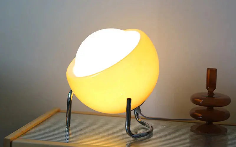 Kugelförmige Tischlampe mit warmem LED-Licht – im Retro-Stil Zorenza