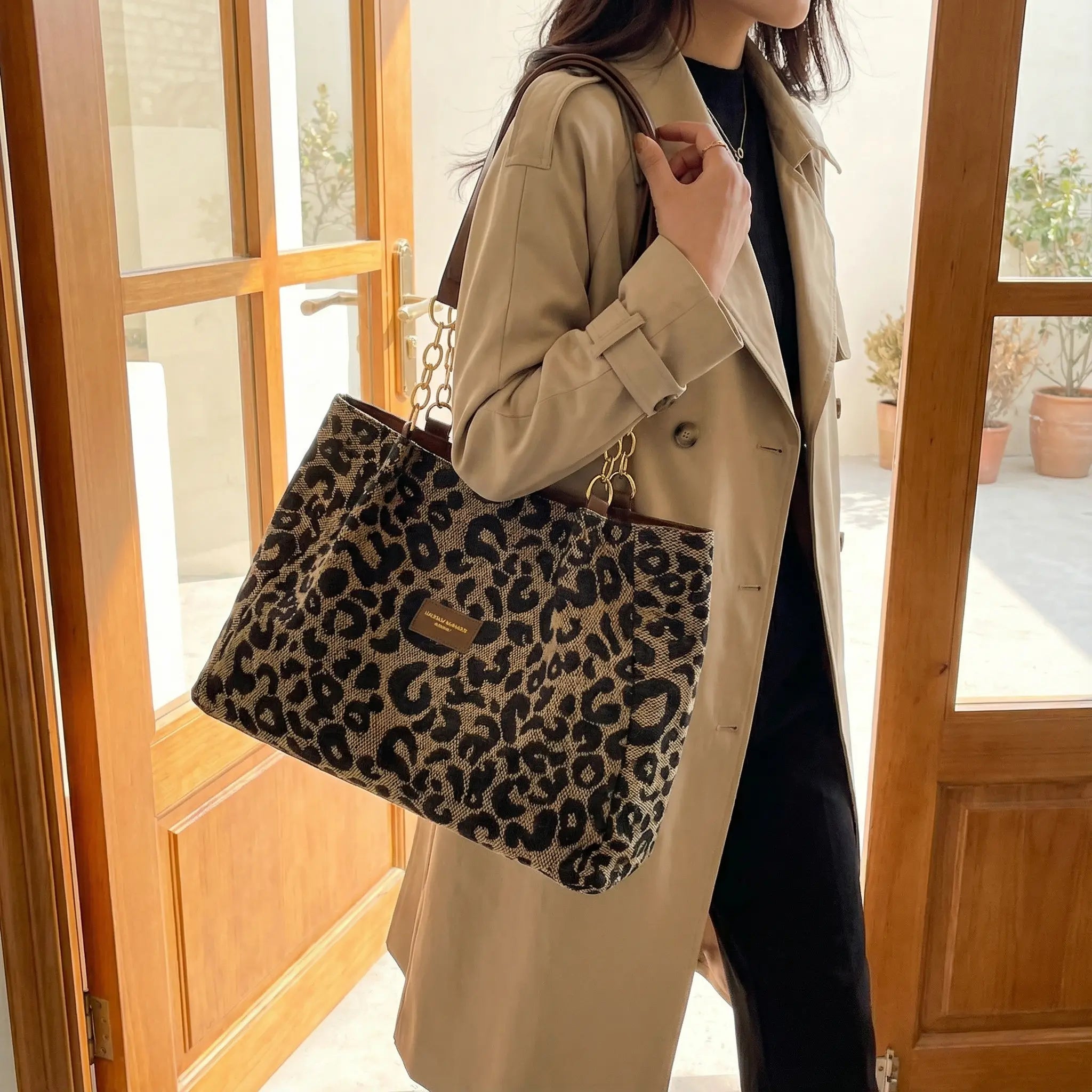 Leotard-Print Tote-Bag mit Goldketten-Detail Zorenza
