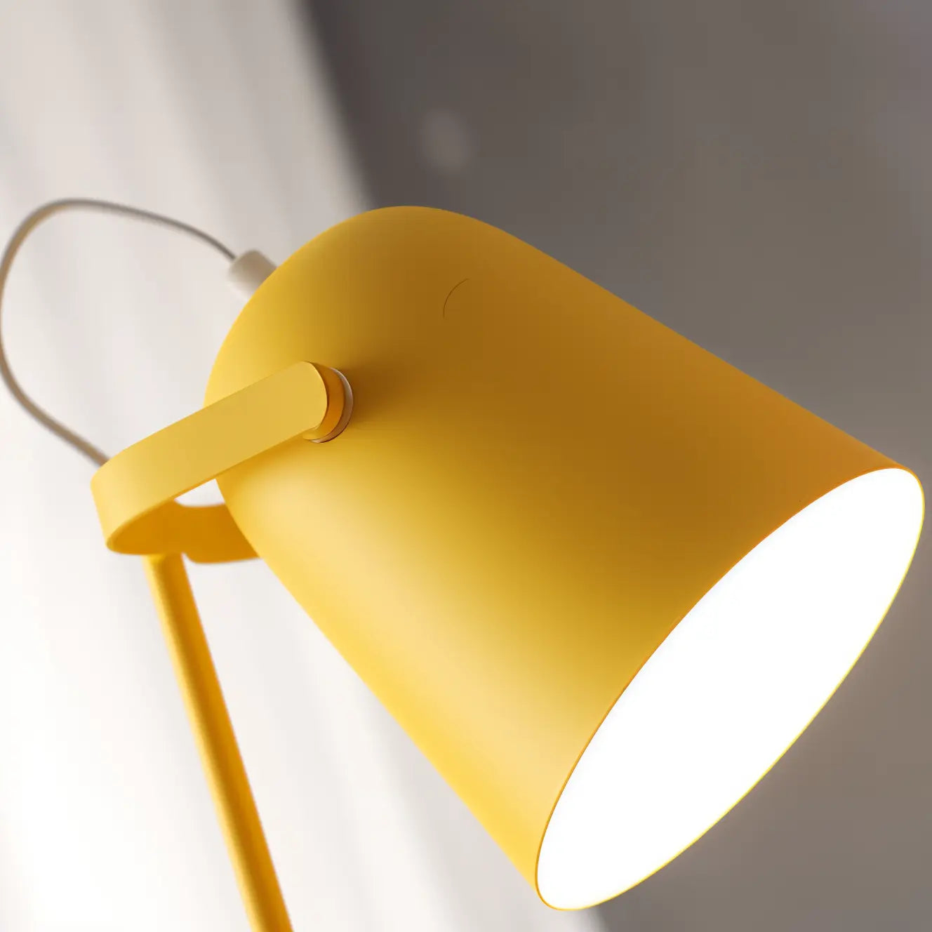 Nordische Tischlampe mit verstellbarem Schirm Zorenza