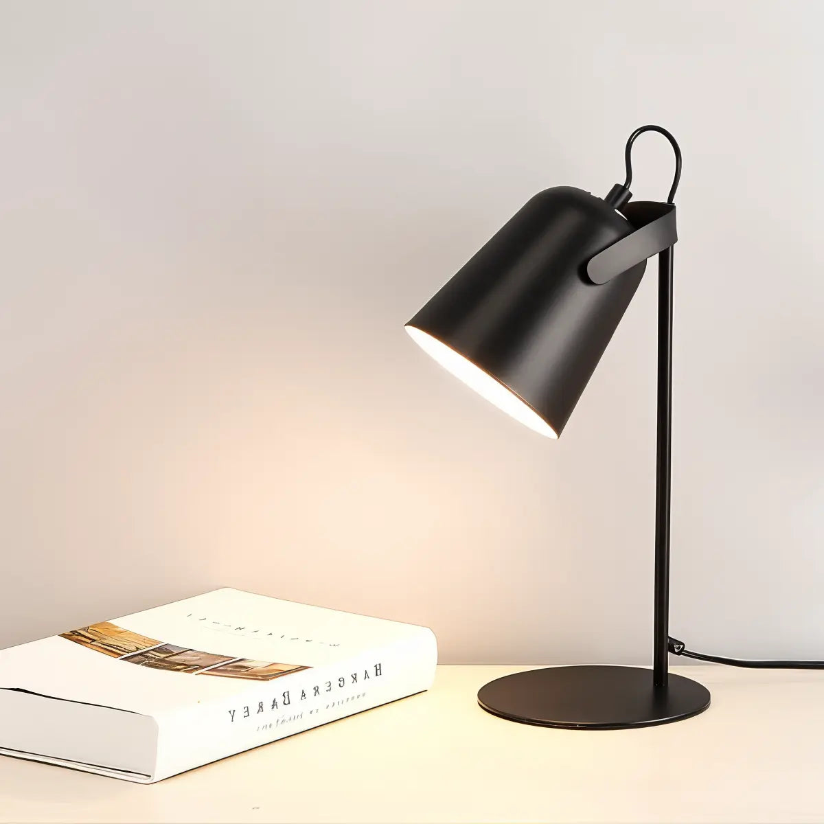 Nordische Tischlampe mit verstellbarem Schirm Zorenza