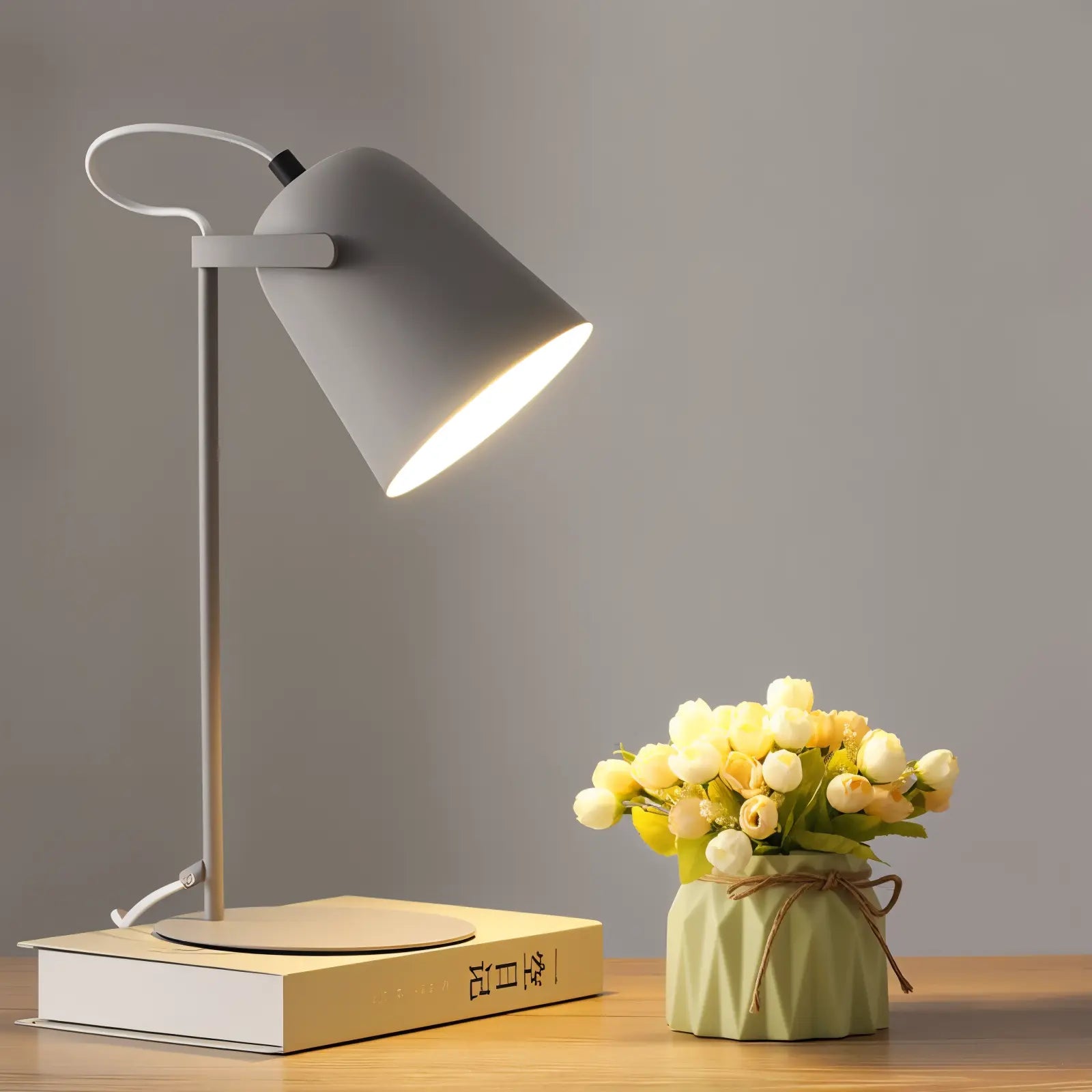 Nordische Tischlampe mit verstellbarem Schirm Zorenza
