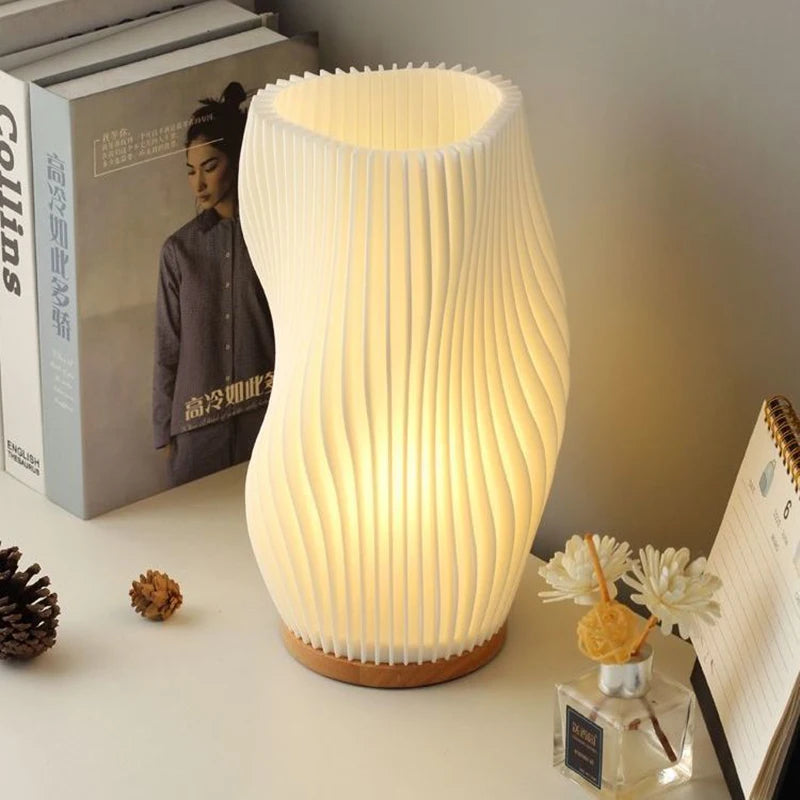 Tischleuchte mit Wellendesign und LED-Licht -    Zorenza