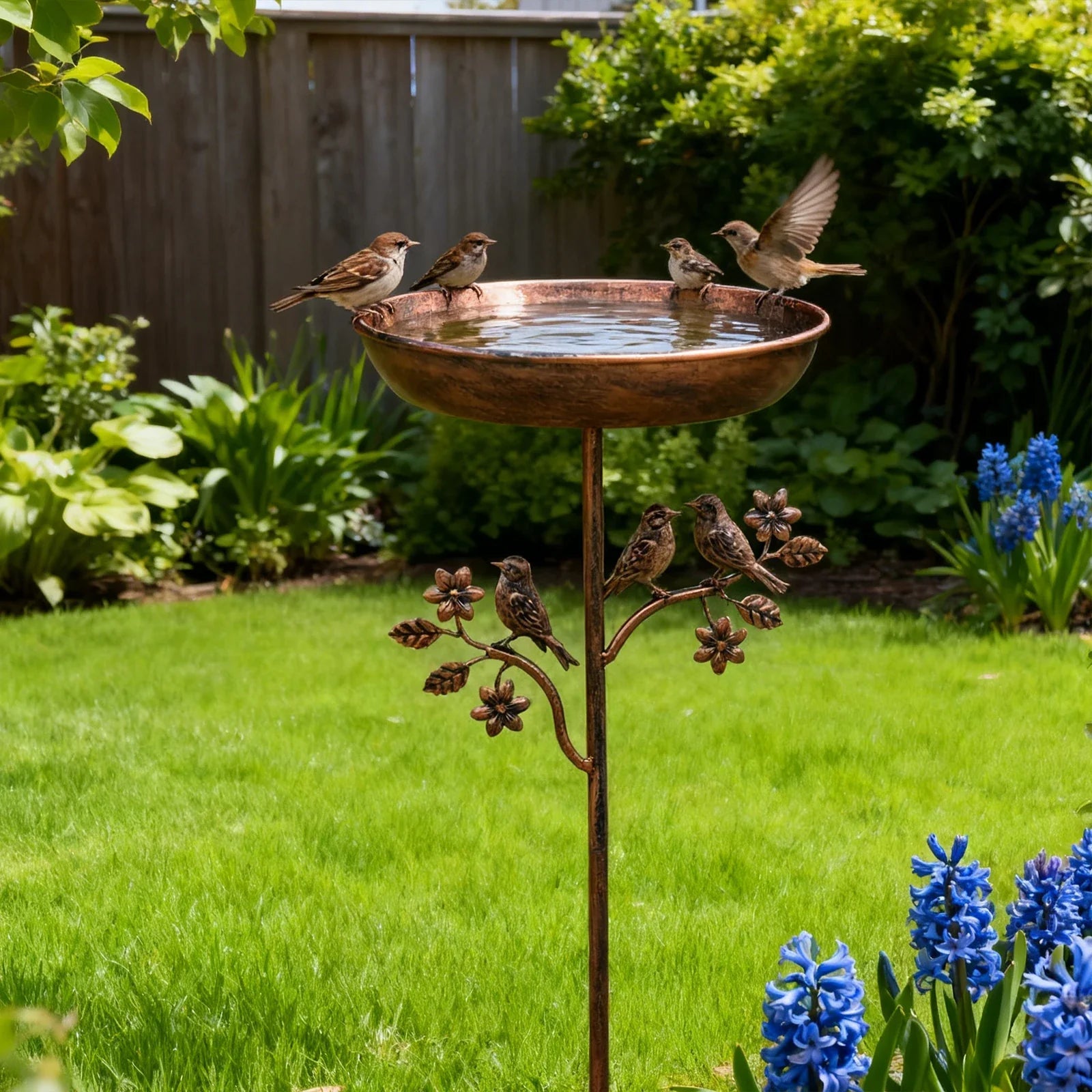 Vogeltränke mit dekorativem Metallspieß – Vintage Kupfer-Optik Zorenza