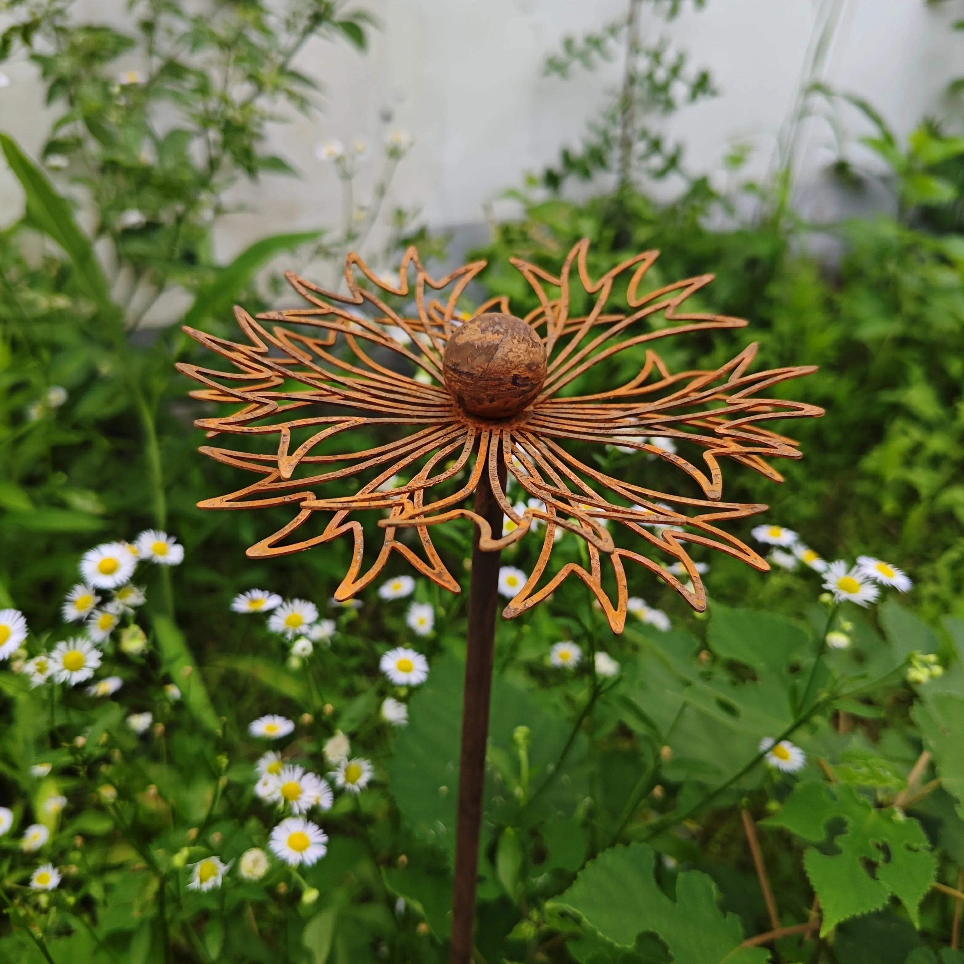 Gartenstecker Blume aus Eisen in Rostoptik Zorenza