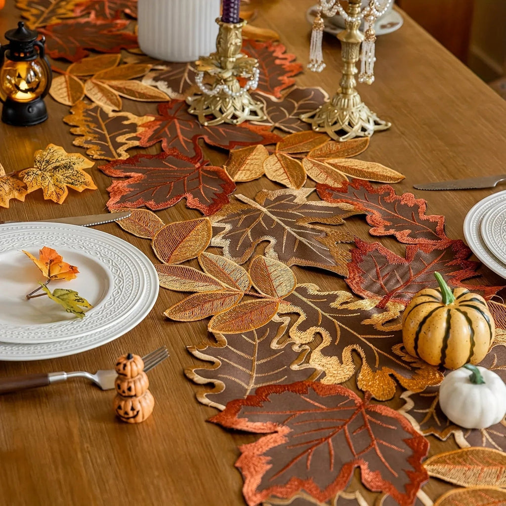Tischläufer Ahornblatt bestickt – Herbstdeko für Esstisch -    Zorenza