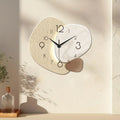 Wanduhr mit organischer Form – Modernes Wohndesign -    Zorenza