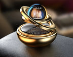 Solar-Autoduft – Rotierendes Orbital-Design mit Duftstein Zorenza
