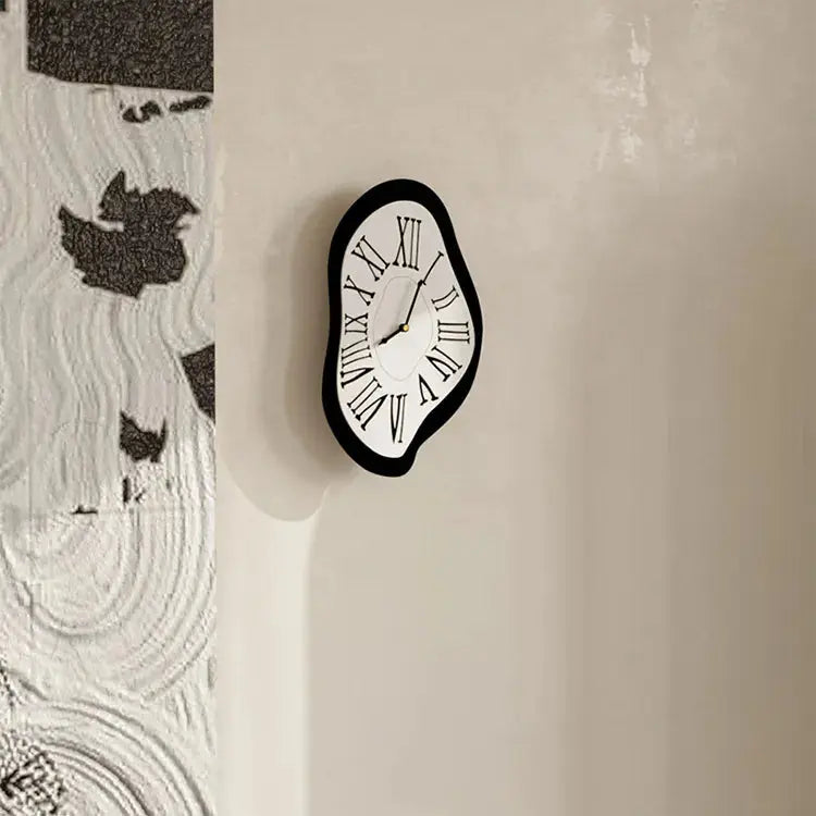 Surrealistische Wanduhr mit römischen Ziffern Zorenza