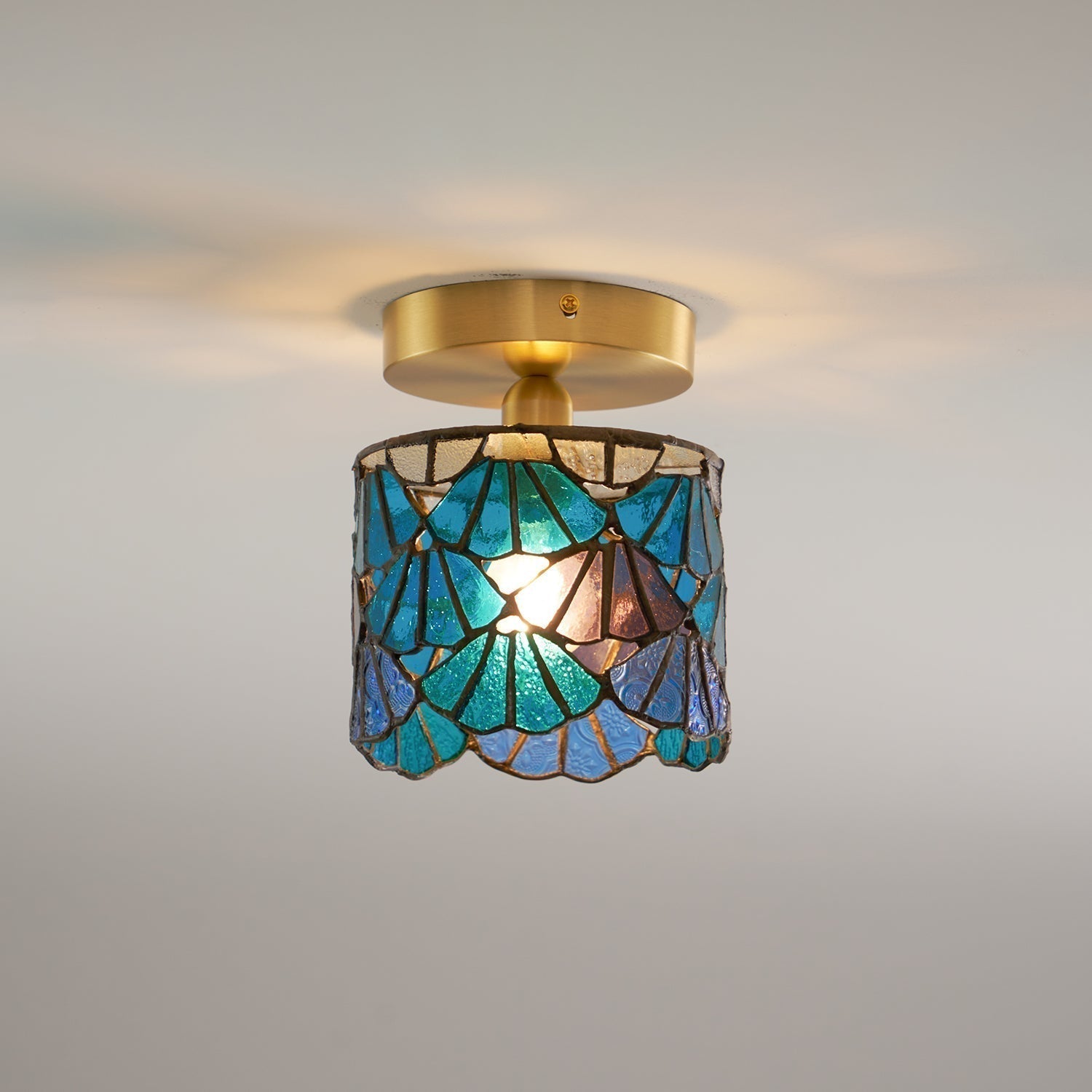 Tiffany-Deckenleuchte mit buntem Glasschirm -    Zorenza