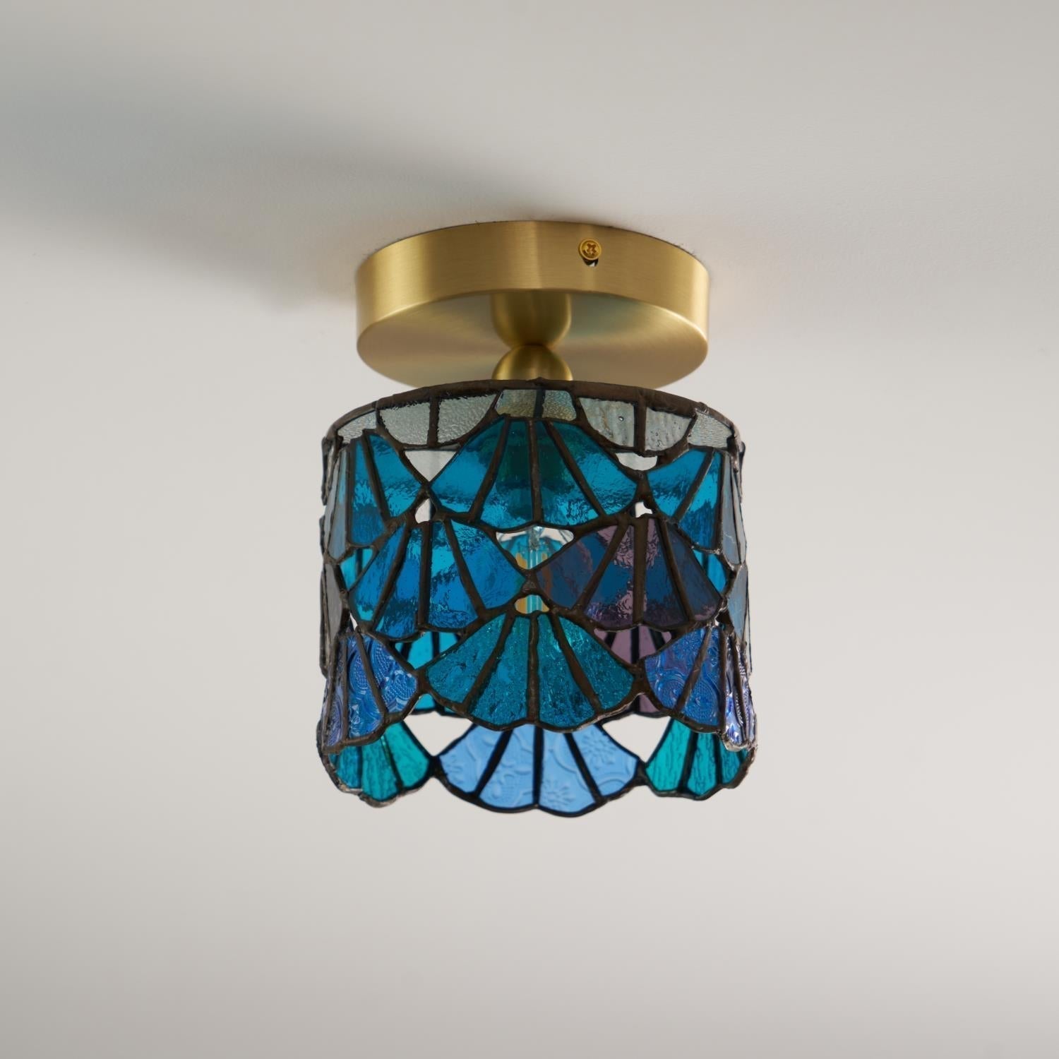 Tiffany-Deckenleuchte mit buntem Glasschirm -    Zorenza