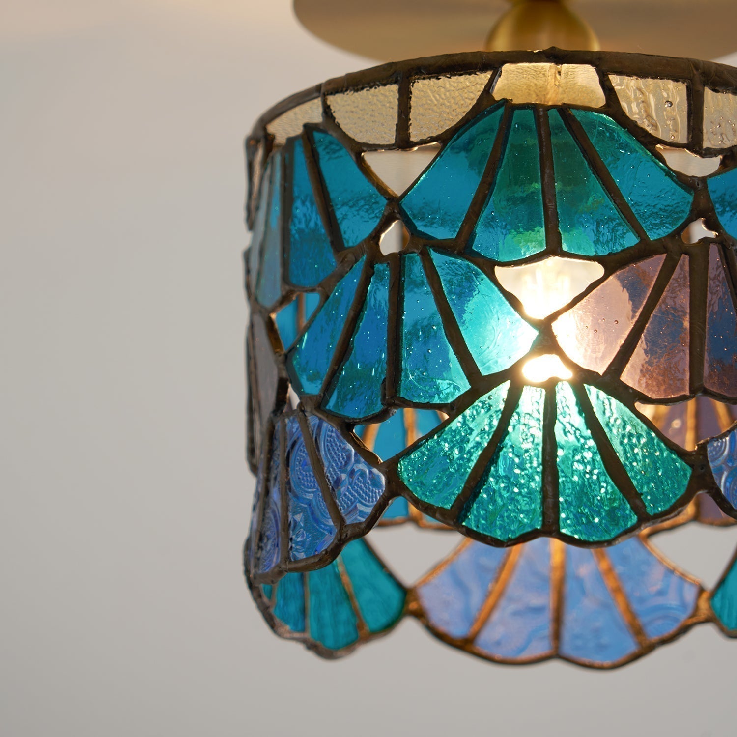 Tiffany-Deckenleuchte mit buntem Glasschirm -    Zorenza