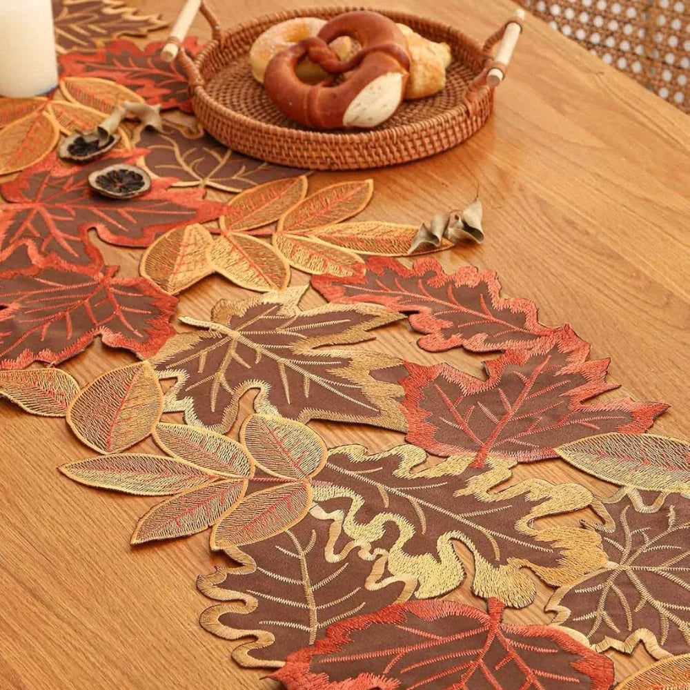 Tischläufer Ahornblatt bestickt – Herbstdeko für Esstisch -    Zorenza