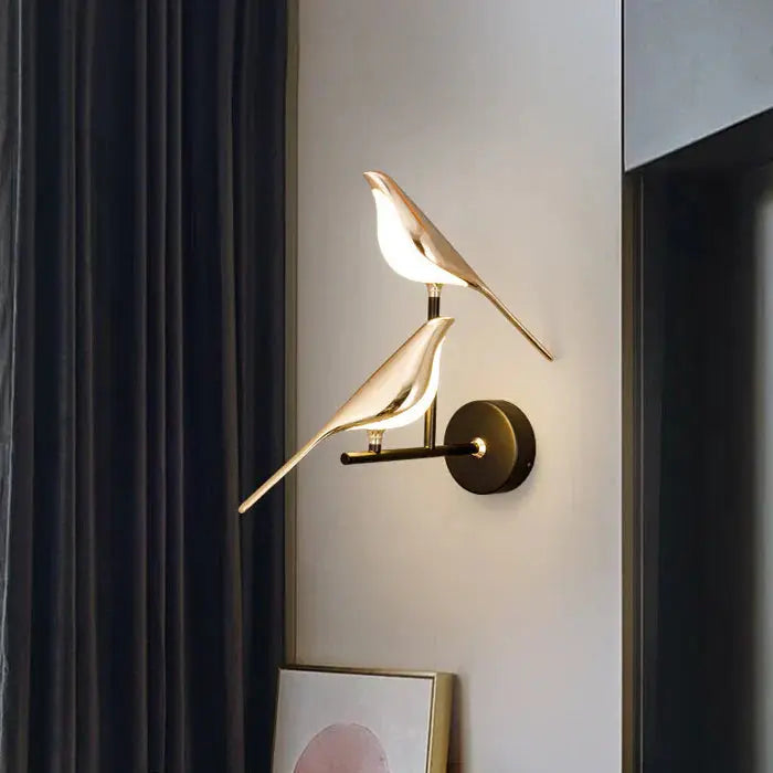 Vogel-Tischleuchte mit goldenem Skulpturendesign Zorenza