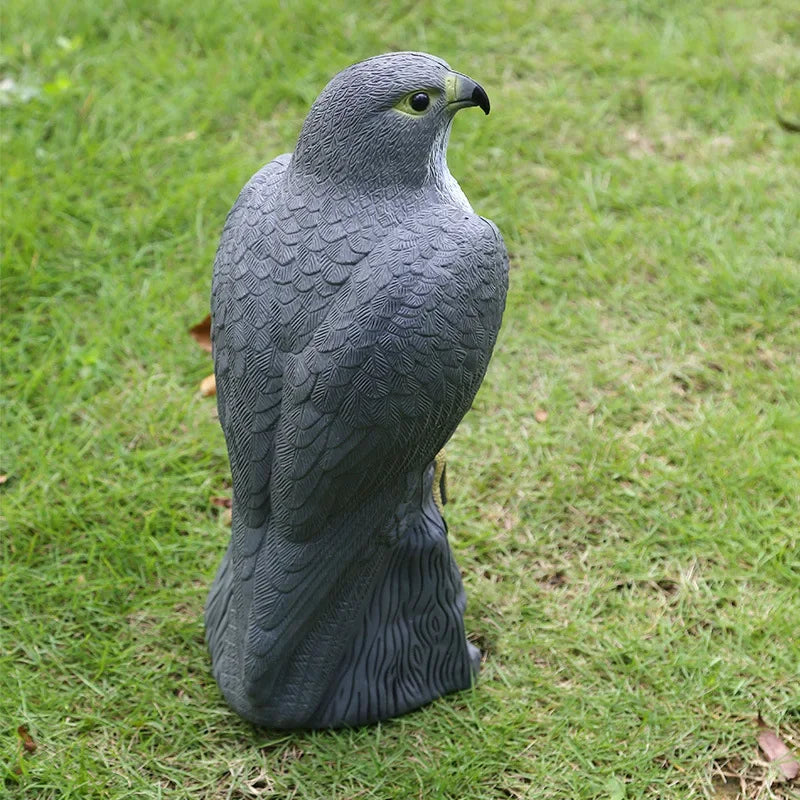 Falkenattrappe zur Vogelabwehr – realistische Raubvogelfigur Zorenza