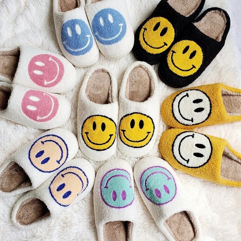 Hausschuhe Plüsch mit Smiley-Motiv -    Zorenza