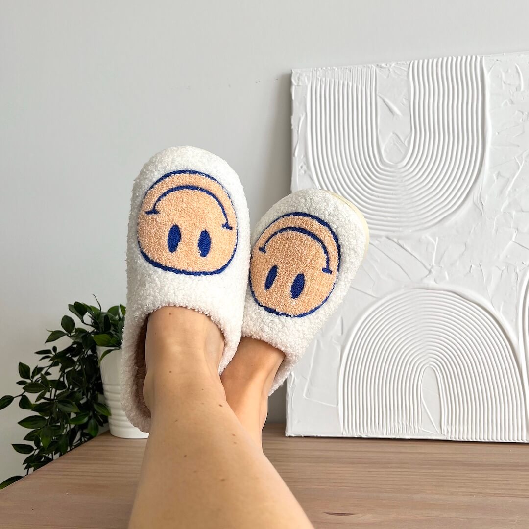 Hausschuhe Plüsch mit Smiley-Motiv -    Zorenza