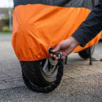 Motorradabdeckung aus 190T Oxford mit Schlossöse und Reflektoren, Schwarz/Orange, M–XXL -    Zorenza