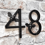 Hausnummer mit Biene – Elegantes Türschild aus Metall -    Zorenza