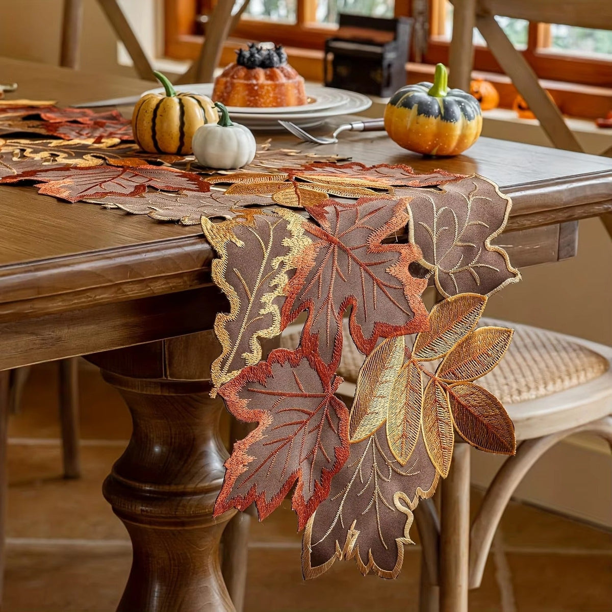 Tischläufer Ahornblatt bestickt – Herbstdeko für Esstisch -    Zorenza