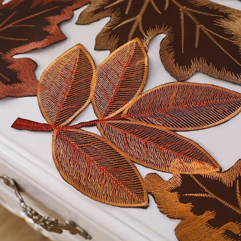 Tischläufer Ahornblatt bestickt – Herbstdeko für Esstisch -    Zorenza