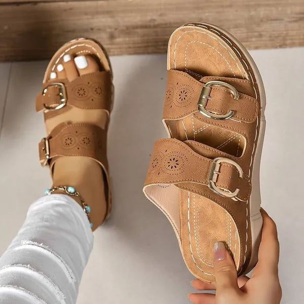 Sandalen mit Keilabsatz und verstellbaren Schnallen -    Zorenza